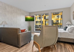 Experience the Ultimate Getaway at Our Beautiful Oasis Steps from Nightlife 342