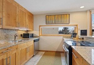 Spacious 2BR Open Concept Remodeled Kitchen & Baths | Flexible Sleeping in Vail