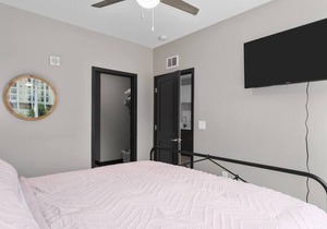 Stunning 1 Bedroom KING Downtown KC w/ GYM on Main