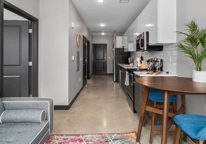 Stunning 1 Bedroom KING Downtown KC w/ GYM on Main