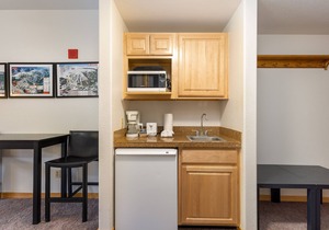 Walk to Gondola in 8 minutes/Pool and Hot Tub/Fitness Room