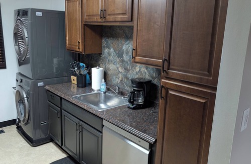 Lawrence Apartment | 1-bedroom apartment 5 minutes from Allen Field House