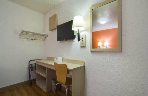 North Alameda Apartment | 1 Full Bed|Mob Acc RI Shwr NS Micfridge
