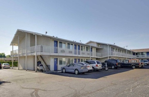 North Alameda Apartment | 1 Full Bed|Mob Acc RI Shwr NS Micfridge