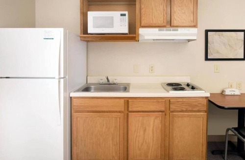 Wichita Apartment | 1 Full Bed | Mobil Acc RI Shwr Nsmk Kitchen
