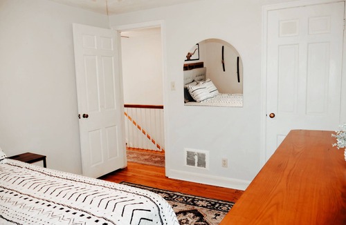 New Century House | 10 Min to Lawrence Fully Furnished Perfect for Game Days & Extended Stays