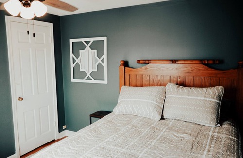 New Century House | 10 Min to Lawrence Fully Furnished Perfect for Game Days & Extended Stays