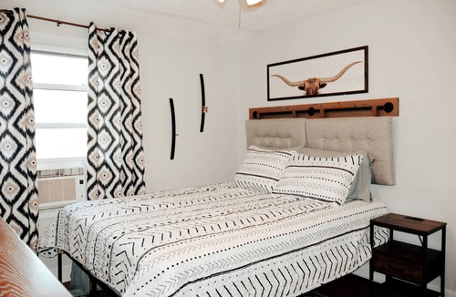 New Century House | 10 Min to Lawrence Fully Furnished Perfect for Game Days & Extended Stays