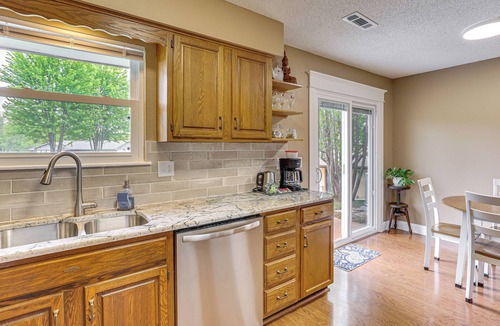 Blue Springs House | 13 Mi to Kauffman Stadium! 'Cottontail Cottage'