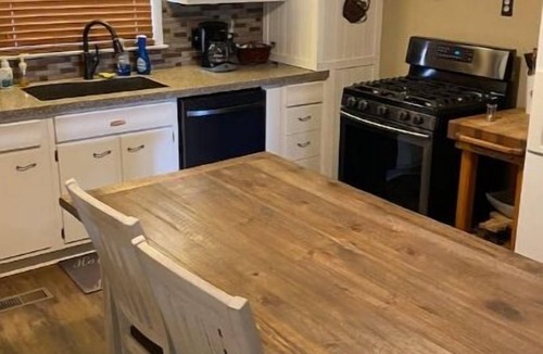 Murdock House | 1880 Country Farmhouse. Quiet-Lake-Hunt-Pets ok-Hot Tub