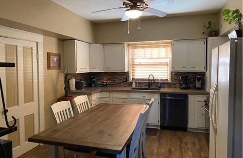 Murdock House | 1880 Country Farmhouse. Quiet-Lake-Hunt-Pets ok-Hot Tub
