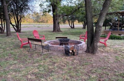 Murdock House | 1880 Country Farmhouse. Quiet-Lake-Hunt-Pets ok-Hot Tub