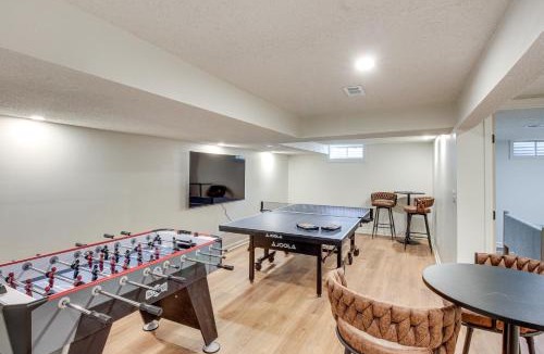 Blue Springs House | 19 Mi to Kansas City: Group Retreat w/Game Room!