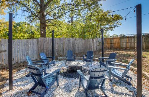 Blue Springs House | 19 Mi to Kansas City: Group Retreat w/Game Room!