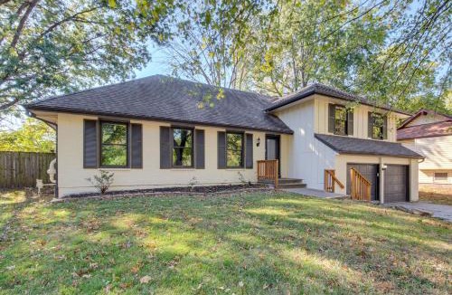 Blue Springs House | 19 Mi to Kansas City: Group Retreat w/Game Room!