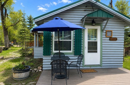 Riverside Cabin | 1930's Historic Cabin - 2 Twin Beds, Kitchen, Bathroom