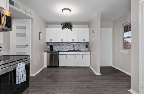 Riverside Apartment | 1BR Near Downtown KC | Free Parking, 2nd Floor