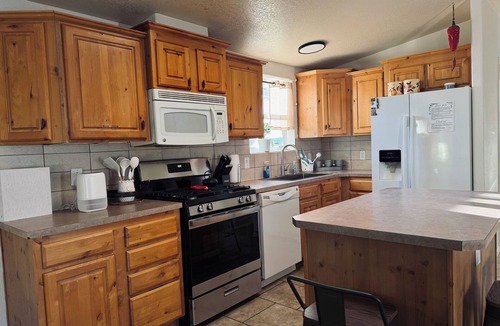 Aztec House | 2-bedroom 4-Bed house in Aztec with all amenities