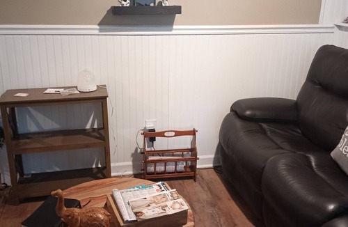 South Kansas City Bed & Breakfast | 2-bedroom bedroom in tranquil Kansas City with AC 15 min to Arrow Head