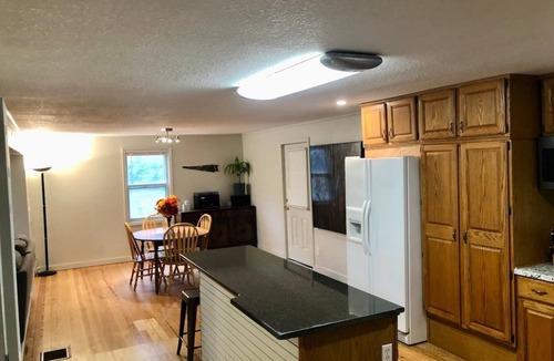 Shawnee House | 2 Bedroom Cottage, large front yard, pets welcome, great location