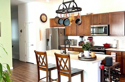 Brighton House | 2-bedroom house in fantastic Brighton with cool AC and gym access