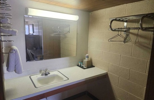 Quinter Hotel | 2 Family-Friendly Rooms – Great for Adventures in Quinter - Near Airport
