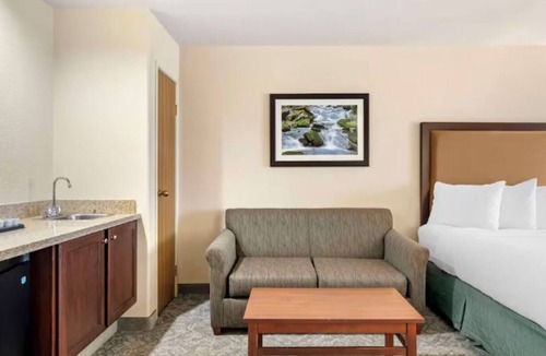 Eagle Hotel | 2-Floor Suite w/Indoor Pool Access & Free Breakfast| 5-Mins to Brush Creek Park