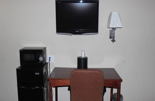 South Central Omaha Apartment | 2 Full Beds Non-Smoking