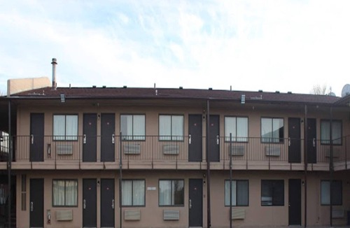 South Central Omaha Apartment | 2 Full Beds Non-Smoking