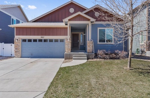 Loveland House | 2 Homes, 2 Hot Tubs, Endless Fun for Groups!