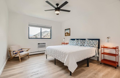 Idaho Springs Hotel | 2 King Suite w/Private Bedroom, Balcony in Boutique Mtn Motel