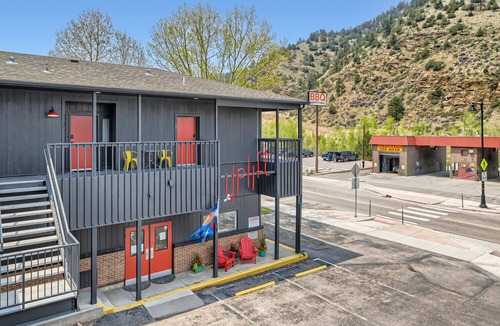 Idaho Springs Hotel | 2 Kings, Boutique Mountain Motel Suite near Hiking & MTB Park, Idaho Springs