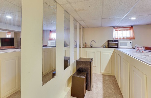 South Kansas City Apartment | 2 Mi to Kansas City Stadium: Cozy Couple’s Studio!