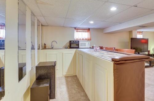 South Kansas City Apartment | 2 Mi to Kansas City Stadium: Cozy Couple’s Studio!
