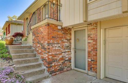 South Kansas City Apartment | 2 Mi to Kansas City Stadium: Cozy Couple’s Studio!