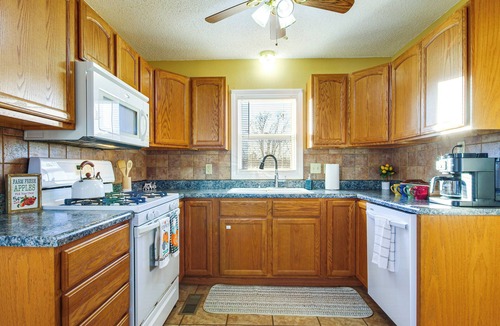 Stockton Cottage | 2 Mi to Stockton Lake: Family Home w/Grill