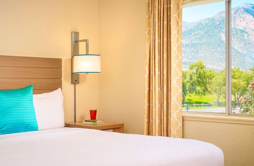 Flagstaff Hotel | 2 Spacious Classy Units, Near 10 Fairway, With Outdoor Pool, Pets Are Allowed!