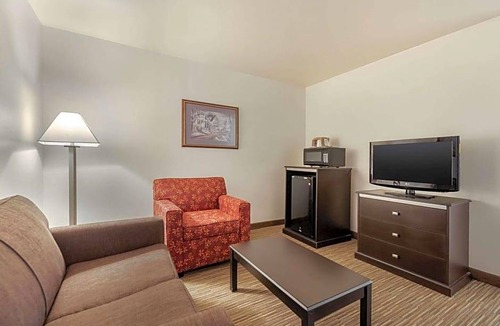 Limon Hotel | 2-Star Hotel ∙ Quality Inn & Suites Limon