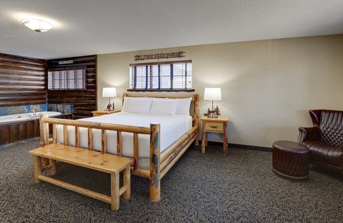 Moline Hotel | 2 Units | Central Moline Stay w/Gym Access | 0.7 mi to Mississippi Riverfront