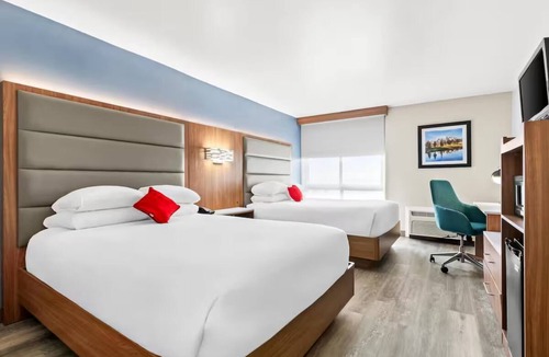 Cheyenne Hotel | 2 Units | Deluxe Two Queen Beds Pet Friendly and with Pool Near Brimmer Fields