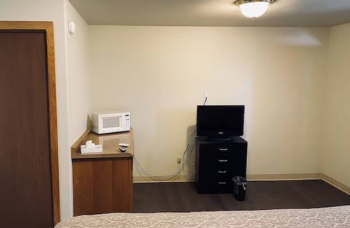 Wolf Point Hotel | 2 Value-Driven Rooms Near Local Dining Options, Next to Wolfe Pointe Museum
