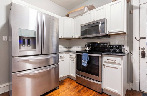 South Hyde Park House | 20% Off Spacious Historic Getaway: 5★ Location, Royal Beds, Game Room & BBQ