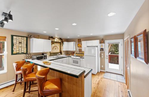 Valley of the Blue House | 281 Sally Circle : 2
