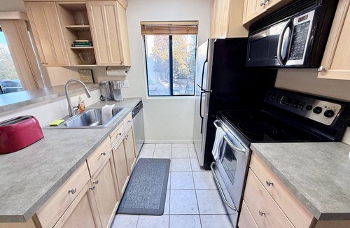 Englewood Condo | 2BR | 2Bath Retreat Near Denver | Gym | Work