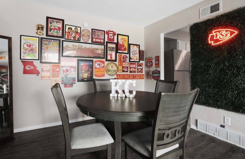 Rosedale Apartment | 2BR Chiefs Themed Apt King Beds!