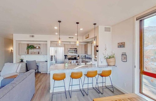 Chelan Apartment | 2BR Mountainview 2nd-Floor - Balcony - Pool