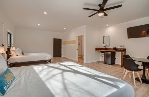 Idaho Springs Hotel | 2x King Room, A/C, Balcony, Mtn Boutique Motel