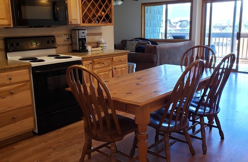 Frisco Condo | 3-bed 2.5 bath condo, 1 block off Main Early check-in! 10-40 mins to 7 ski mtns