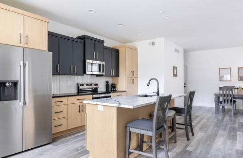 Olathe House | 3-bedroom brand new modern Townhome located at K-10 and K-7