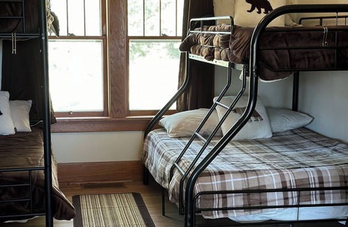 Ellsworth County House | 3 Bedroom Farmhouse on Plum Creek Wildlife Quiet Getaway Sleeps up to 10